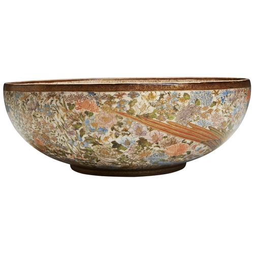 118 - A LARGE JAPANESE SATSUMA BOWL BY KINKOZANMEIJI PERIOD (1868-1912)exterior finely painted with a colo... 