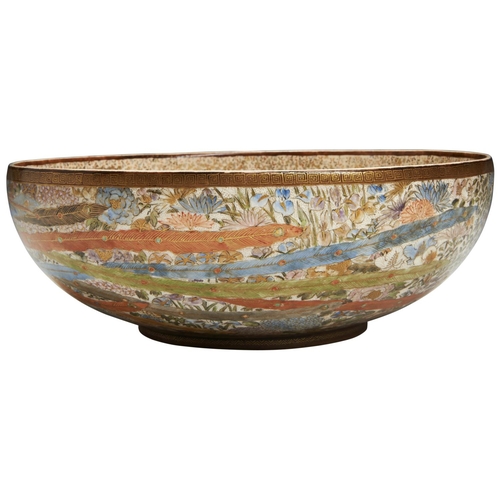 118 - A LARGE JAPANESE SATSUMA BOWL BY KINKOZANMEIJI PERIOD (1868-1912)exterior finely painted with a colo... 