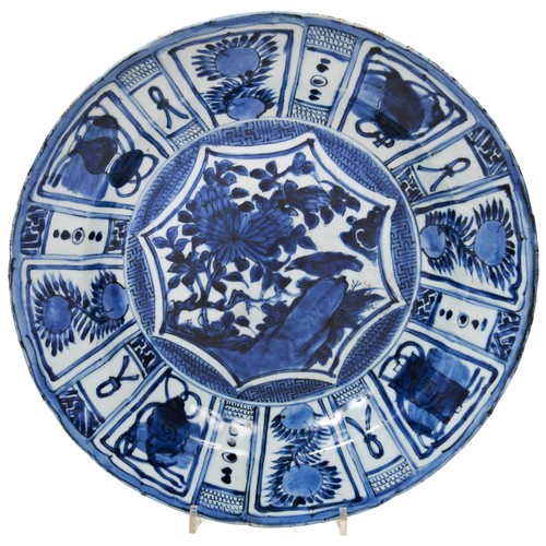 142 - LARGE BLUE AND WHITE KRAAK DISHWANLI PERIOD (1573-1620)painted with a bird perched in a verdant rock... 