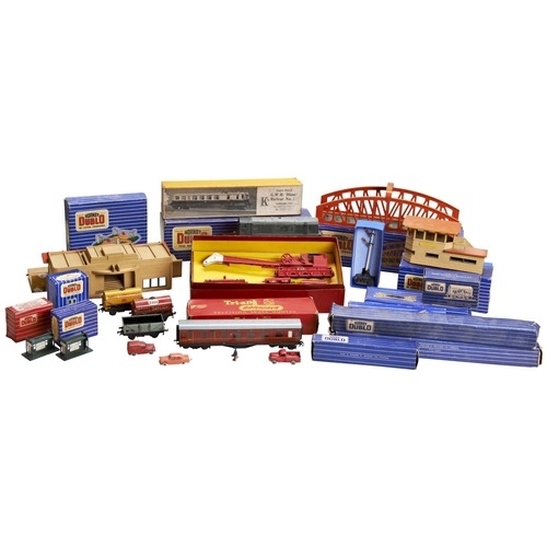 102 - A HORNBY DUBLO 1,000 B.H.P. DIESEL-ELECTRIC '00' CENTRE PICK-UP LOCOMOTIVE, some boxed and including... 