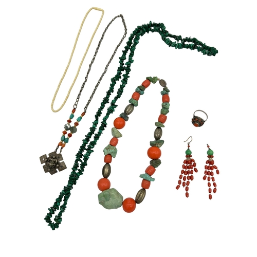 539 - A MALACHITE NECKLACE AND TWO OTHER NECKLACES OF CORAL AND TURQUOISE, A PAIR OF CORAL EAR PENDANTS AN... 