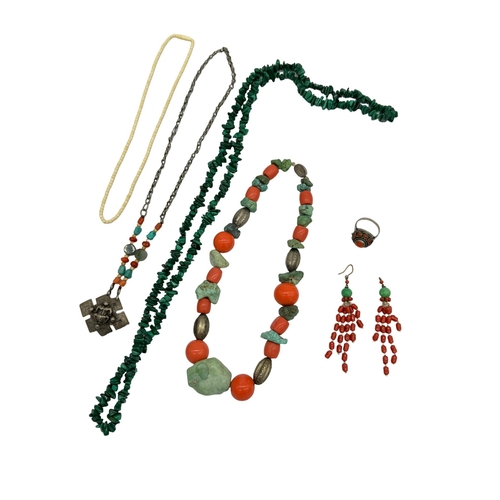 539 - A MALACHITE NECKLACE AND TWO OTHER NECKLACES OF CORAL AND TURQUOISE, A PAIR OF CORAL EAR PENDANTS AN... 