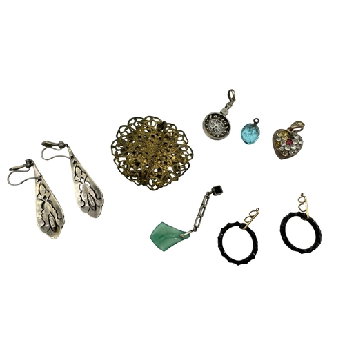 525 - A SMALL COLLECTION OF COSTUME JEWELLERY