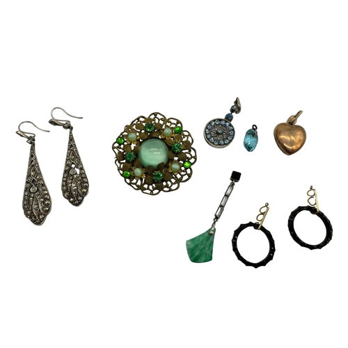 525 - A SMALL COLLECTION OF COSTUME JEWELLERY