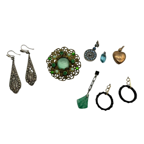 525 - A SMALL COLLECTION OF COSTUME JEWELLERY