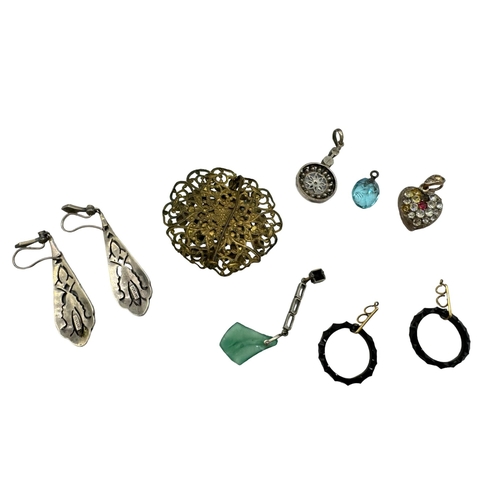 525 - A SMALL COLLECTION OF COSTUME JEWELLERY