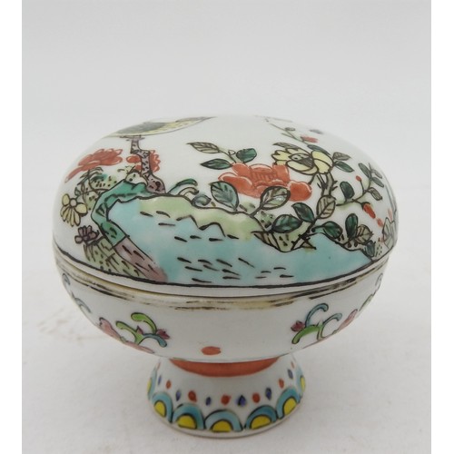 174 - A SMALL COVERED FAMILLE VERTE STEM CUP, LATE QING/REPUBLIC PERIOD, the domed cover painted with a so... 