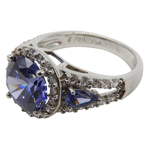 548 - A SILVER CZ AND BLUE STONE SET FASHION RING