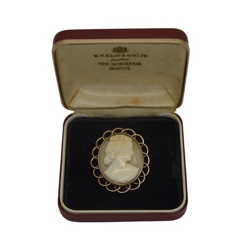 534 - 9CT GOLD MOUNTED OVAL CAMEO BROOCH DEPICTING A FEMALE PROFILE PORTRAITTotal weight 9.8ms