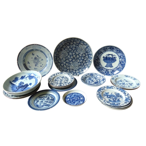 209 - A GROUP OF CHINESE BLUE AND WHITE DISHES AND CHARGERSLargest 37cm diameterSmallest 22cm diameter... 