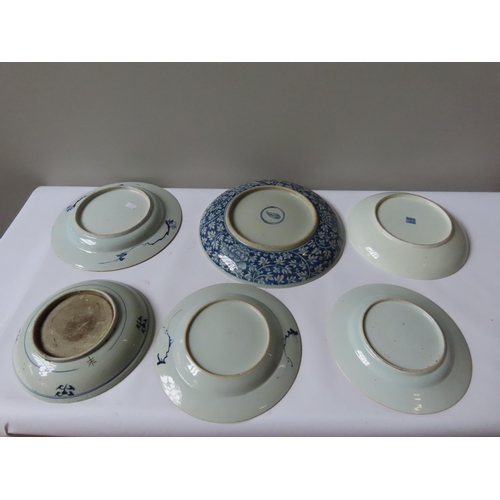 209 - A GROUP OF CHINESE BLUE AND WHITE DISHES AND CHARGERSLargest 37cm diameterSmallest 22cm diameter... 