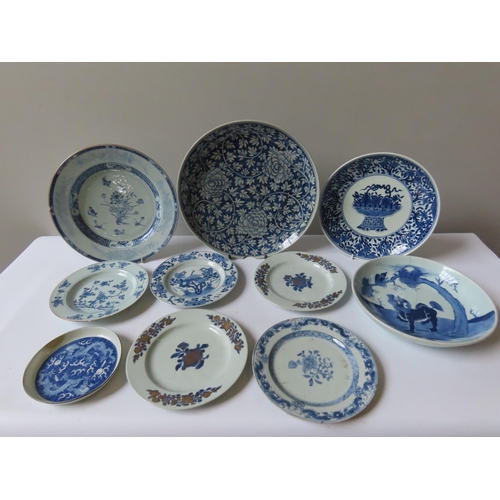 209 - A GROUP OF CHINESE BLUE AND WHITE DISHES AND CHARGERSLargest 37cm diameterSmallest 22cm diameter... 