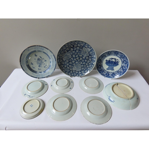 209 - A GROUP OF CHINESE BLUE AND WHITE DISHES AND CHARGERSLargest 37cm diameterSmallest 22cm diameter... 