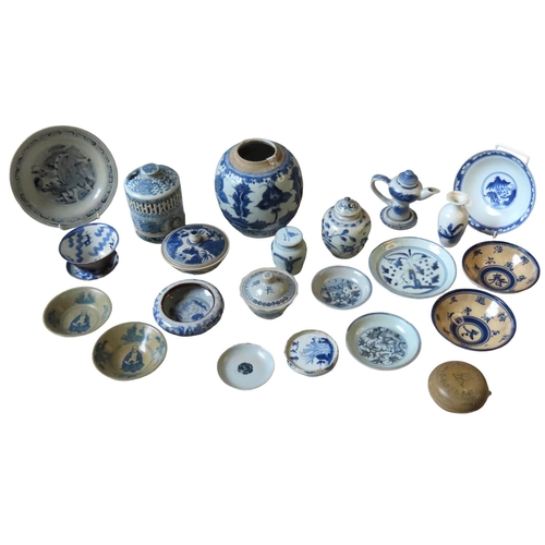 184 - AN ASSORTED GROUP OF CHINESE BLUE AND WHITE WARES, QING DYNASTY AND LATER, including a ginger jar an... 