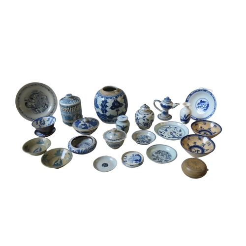 184 - AN ASSORTED GROUP OF CHINESE BLUE AND WHITE WARES, QING DYNASTY AND LATER, including a ginger jar an... 