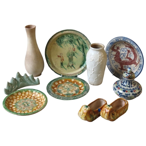 187 - A LARGE GROUP OF CHINESE GLAZED POTTERY AND PORCELAIN WARES, 19TH/20TH CENTURY