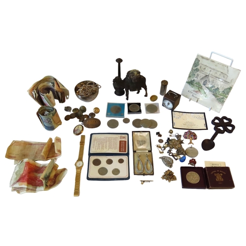 485 - A FESTIVAL OF BRITAIN CROWN, various other coins, banknotes, costume jewellery and other Items. A lo... 