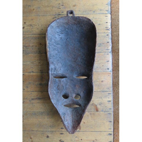 87 - A LARGE AFRICAN CARVED WOODEN MASK. made for the decorative market98 cms high