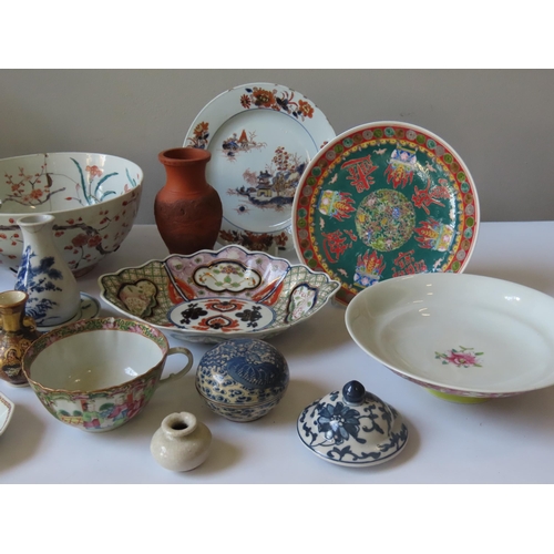 211 - AN 18TH CENTURY CHINESE EXPORT PLATE, a Cantonese vase, various other Oriental ceramics and other it... 