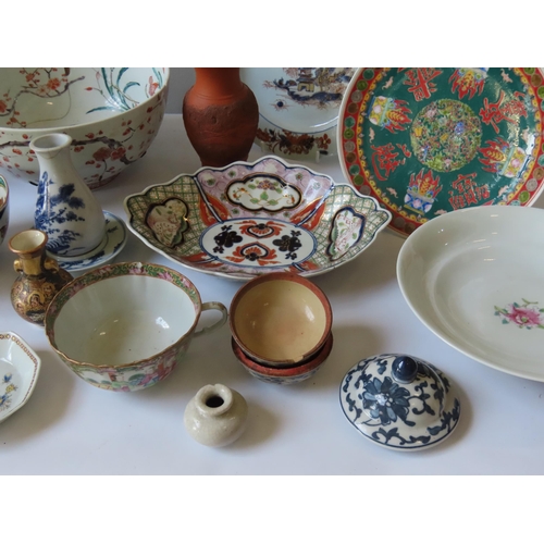 211 - AN 18TH CENTURY CHINESE EXPORT PLATE, a Cantonese vase, various other Oriental ceramics and other it... 