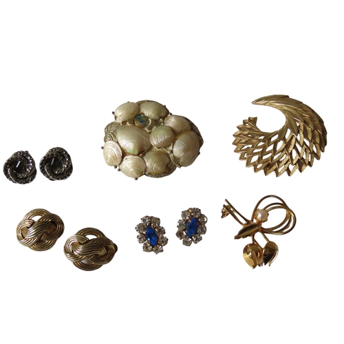 547 - A SMALL COLLECTION OF COSTUME JEWELLERY, consisting of various earrings and brooches