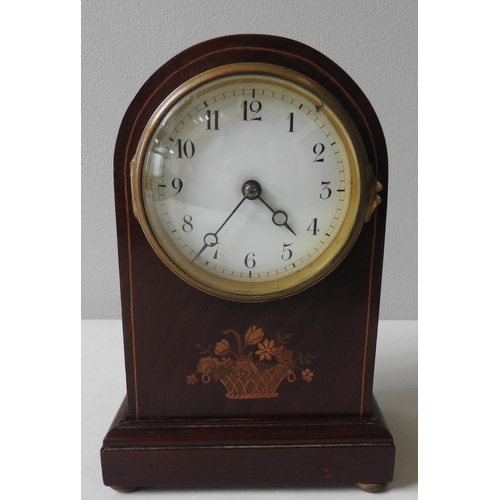 172 - AN EARLY 2OTH CENTURY MAHOGANY ARCH CASED BRACKET CLOCK, decorated with string inlay and inlaid flor... 