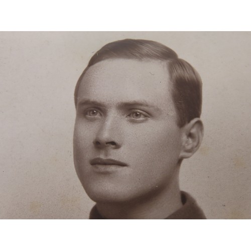 438 - A FIRST WORLD WAR COMMEMORATIVE PLAQUE, with associated Victory medal, cap badge, photograph and pap... 