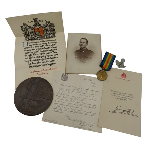 438 - A FIRST WORLD WAR COMMEMORATIVE PLAQUE, with associated Victory medal, cap badge, photograph and pap... 