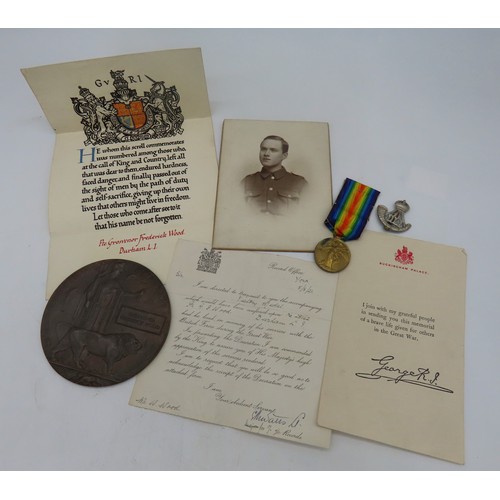 438 - A FIRST WORLD WAR COMMEMORATIVE PLAQUE, with associated Victory medal, cap badge, photograph and pap... 