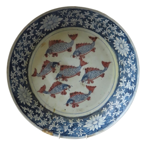 351 - A LARGE CHINESE KANGXI-STYLE BLUE AND WHITE DISH, the interior decorated with a school of fish, with... 