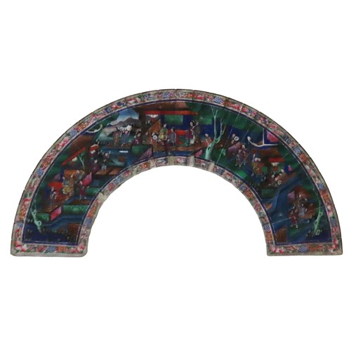 336 - A CANTONESE FAN, decorated with panoramic scene of courtiers and attendants in a temple setting, gla... 