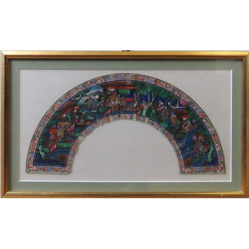 336 - A CANTONESE FAN, decorated with panoramic scene of courtiers and attendants in a temple setting, gla... 