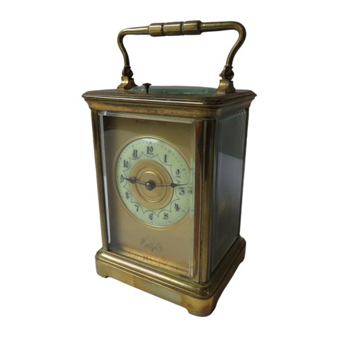 189 - A BRASS CASED REPEATING CARRIAGE CLOCK, EARLY 20TH CENTURY, the Anglais case with 2.5 inch enamelled... 