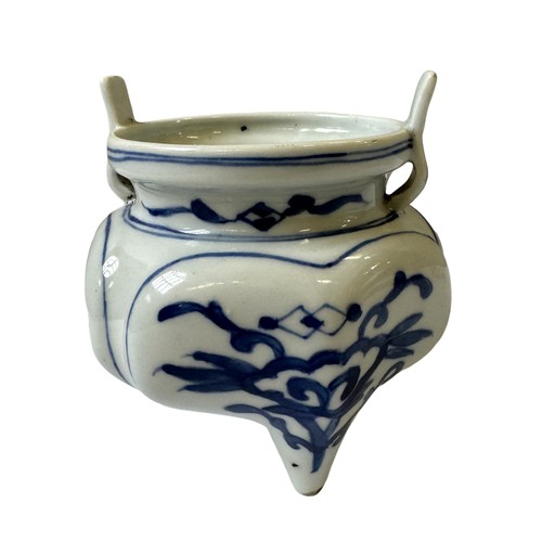 318 - A BLUE AND WHITE MING-STYLE TRIPOD CENSER20TH CENTURY 13cm high