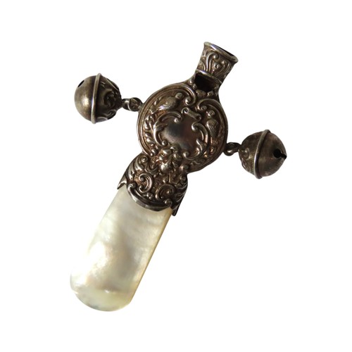 633 - AN EDWARDIAN SILVER MOUNTED BABY'S RATTLE, with mother of pearl handle, the silver mount with repous... 