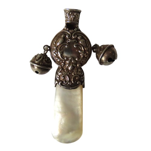 633 - AN EDWARDIAN SILVER MOUNTED BABY'S RATTLE, with mother of pearl handle, the silver mount with repous... 