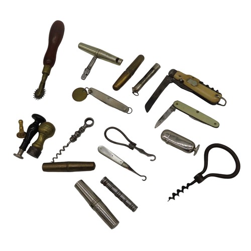 563 - A MIXED COLLECTION OF VINTAGE CORKSCREWS, POCKET KNIVES, SEALS AND A PRICKING WHEEL, this sundry lot... 