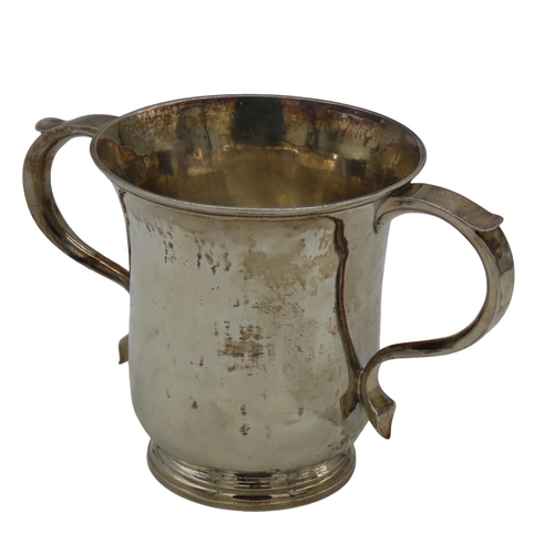 683 - AN EARLY GEORGE III SILVER PRESENTATION CUP, with two elegant scrolling handles, raised on a spreadi... 