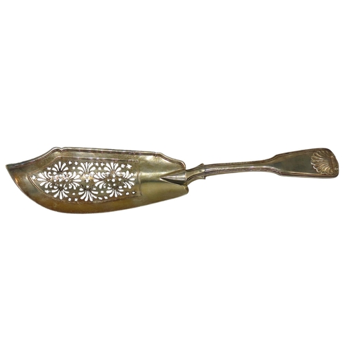 656 - A GEORGE IV SILVER FISH SLICE, fiddle, thread and shell pattern with pierced decoration, marked W.B,... 