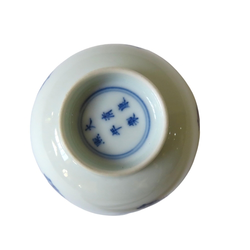 338 - A BLUE AND WHITE 'DRAGON' MEDALLION BOWL20TH CENTURYwith an apocryphal Kangxi six character mark 9cm... 