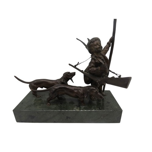 588 - A HUMOROUS BRONZE HUNTING GROUP, 20TH CENTURY, depicting an infant with a rifle over his shoulder, b... 