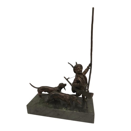 588 - A HUMOROUS BRONZE HUNTING GROUP, 20TH CENTURY, depicting an infant with a rifle over his shoulder, b... 