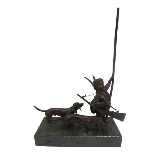 588 - A HUMOROUS BRONZE HUNTING GROUP, 20TH CENTURY, depicting an infant with a rifle over his shoulder, b... 