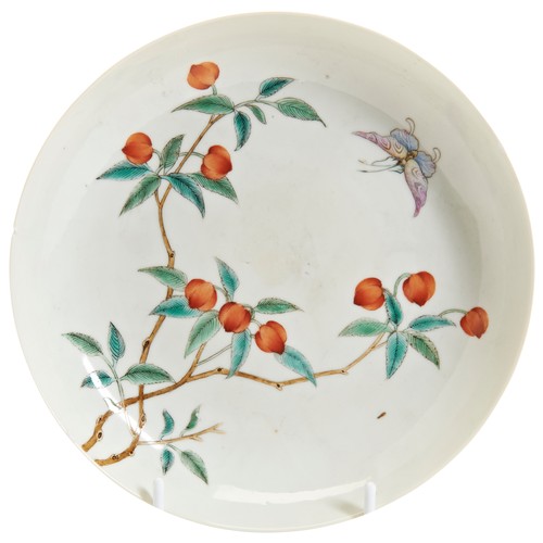 134 - A FAMILLE ROSE 'NINE-PEACH' DISHQING DYNASTY, 18TH / 19TH CENTURY清 粉彩‘九桃’纹碟 18/19世纪painted with leaf... 