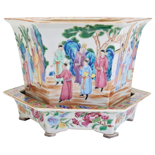 123 - A FAMILLE ROSE HEXAGONAL JARDINIERE AND STANDQING DYNASTY, 19TH CENTURY粉彩人物纹花盆 清 19世纪the sides finel... 