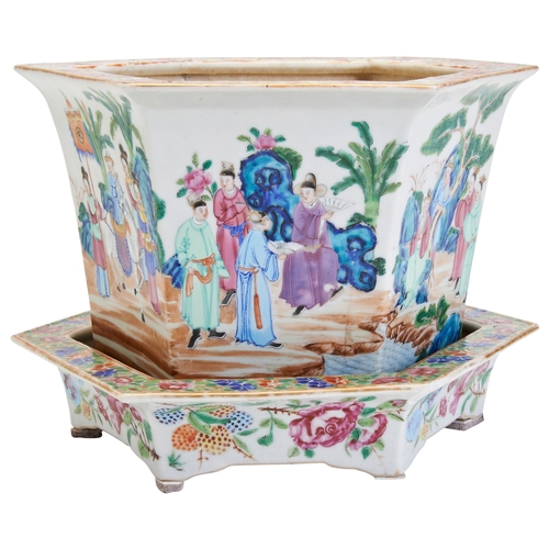 123 - A FAMILLE ROSE HEXAGONAL JARDINIERE AND STANDQING DYNASTY, 19TH CENTURY粉彩人物纹花盆 清 19世纪the sides finel... 