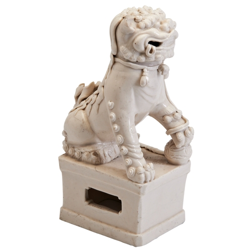 131 - A BLANC-DE-CHINE BUDDHIST LIONKANGXI PERIOD (1662-1722) 德化坐狮像 清 康熙modelled seated on a rectangular p... 