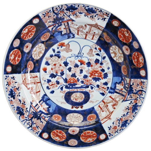 135 - A MASSIVE JAPANESE IMARI CHARGEREDO PERIOD, 18TH CENTURY伊万里大盘 日本 18世纪decorated with a central panel ... 