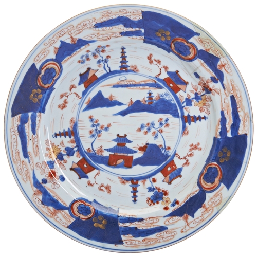 139 - A LARGE CHINESE EXPORT IMARI DISHKANGXI PERIOD (1662-1722)青花伊万里风格盘 清 康熙decorated underglaze blue and... 