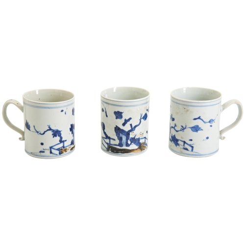 54 - THREE 'NANKING-CARGO' TANKARDSQING DYNASTY, MID 18TH CENTURY青花花卉纹瓷杯,清 十八世纪中期decorated with fenced ga... 